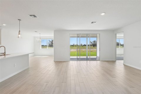 House in Zephyrhills, Florida 5 bedrooms, 283.44 sq.m. № 1765585 - photo 6
