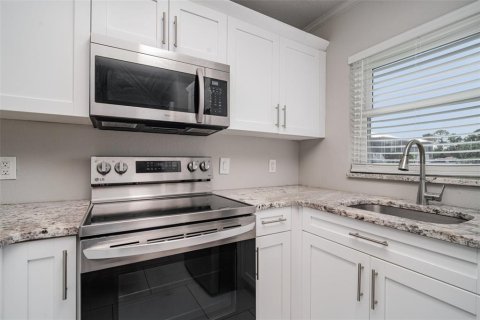 Condo in Punta Gorda, Florida, 2 bedrooms № 2103037 - photo 8