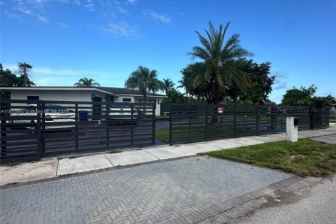 House in Miami Gardens, Florida 5 bedrooms, 143.35 sq.m. № 1871699 - photo 3