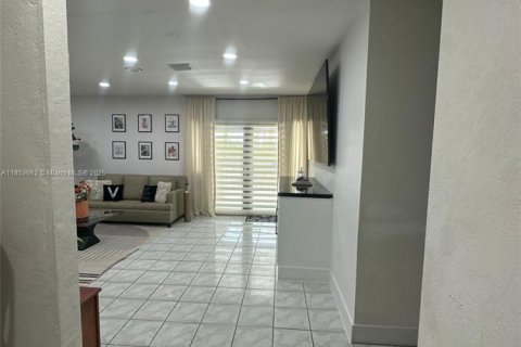 House in Miami Gardens, Florida 5 bedrooms, 143.35 sq.m. № 1871699 - photo 10