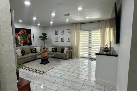 House in Miami Gardens, Florida 5 bedrooms, 143.35 sq.m. № 1871699 - photo 12
