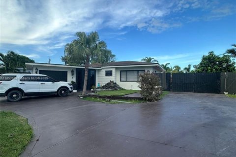 House in Miami Gardens, Florida 5 bedrooms, 143.35 sq.m. № 1871699 - photo 1