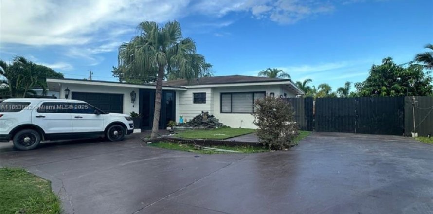 House in Miami Gardens, Florida 5 bedrooms, 143.35 sq.m. № 1871699