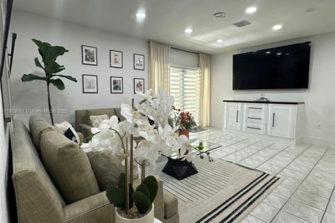 House in Miami Gardens, Florida 5 bedrooms, 143.35 sq.m. № 1871699 - photo 13