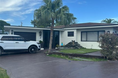 House in Miami Gardens, Florida 5 bedrooms, 143.35 sq.m. № 1871699 - photo 2