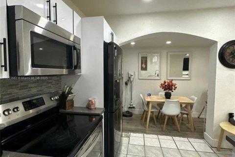 House in Miami Gardens, Florida 5 bedrooms, 143.35 sq.m. № 1871699 - photo 24