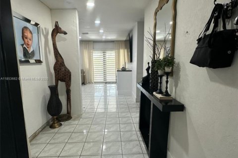 House in Miami Gardens, Florida 5 bedrooms, 143.35 sq.m. № 1871699 - photo 7