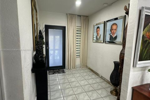 House in Miami Gardens, Florida 5 bedrooms, 143.35 sq.m. № 1871699 - photo 9