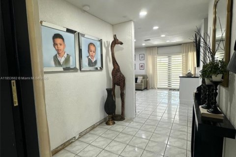 House in Miami Gardens, Florida 5 bedrooms, 143.35 sq.m. № 1871699 - photo 8