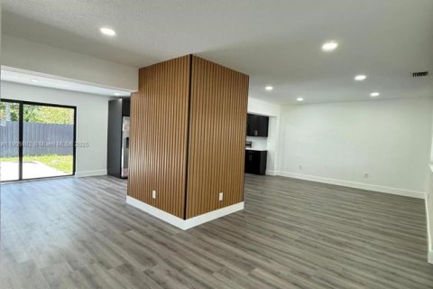 Купить виллу или дом в Майами-Гарденс, Флорида 4 спальни, 186.45м2, № 1957235 - фото 26