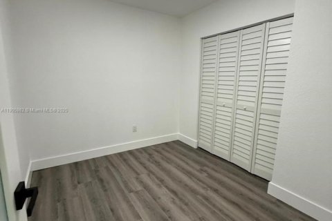 Купить виллу или дом в Майами-Гарденс, Флорида 4 спальни, 186.45м2, № 1957235 - фото 28