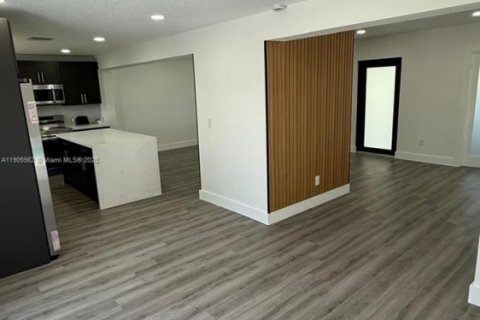 Купить виллу или дом в Майами-Гарденс, Флорида 4 спальни, 186.45м2, № 1957235 - фото 25