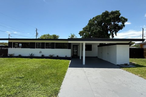Купить виллу или дом в Майами-Гарденс, Флорида 4 спальни, 186.45м2, № 1957235 - фото 1