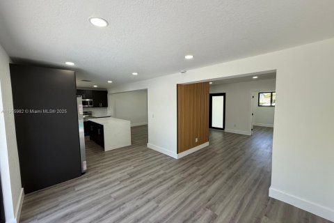 Купить виллу или дом в Майами-Гарденс, Флорида 4 спальни, 186.45м2, № 1957235 - фото 21