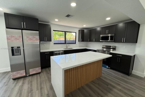 Купить виллу или дом в Майами-Гарденс, Флорида 4 спальни, 186.45м2, № 1957235 - фото 18