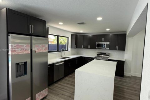 Купить виллу или дом в Майами-Гарденс, Флорида 4 спальни, 186.45м2, № 1957235 - фото 19