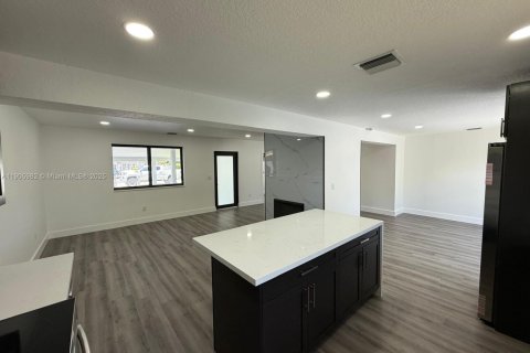 Купить виллу или дом в Майами-Гарденс, Флорида 4 спальни, 186.45м2, № 1957235 - фото 20