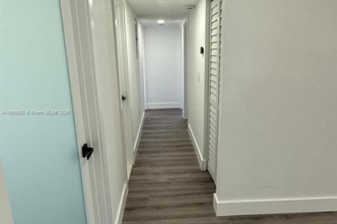 Купить виллу или дом в Майами-Гарденс, Флорида 4 спальни, 186.45м2, № 1957235 - фото 27