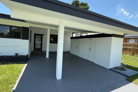 Купить виллу или дом в Майами-Гарденс, Флорида 4 спальни, 186.45м2, № 1957235 - фото 2