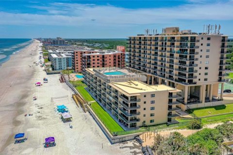 Condo in New Smyrna Beach, Florida, 2 bedrooms  № 1782463 - photo 1