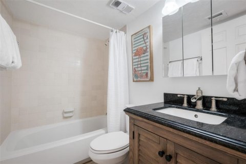 Condo in New Smyrna Beach, Florida, 2 bedrooms  № 1782463 - photo 16