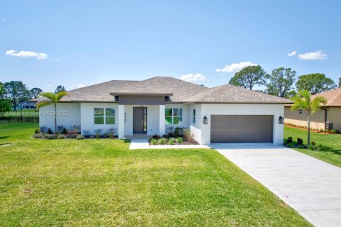 House in Sebring, Florida 3 bedrooms, 206.34 sq.m. № 1701316 - photo 1