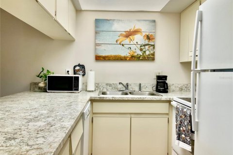 Condo in Sarasota, Florida, 2 bedrooms  № 1853395 - photo 12
