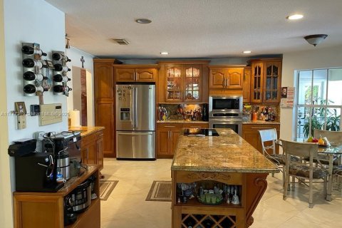 House in Miami, Florida 4 bedrooms, 246.84 sq.m. № 1696656 - photo 10