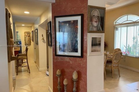 House in Miami, Florida 4 bedrooms, 246.84 sq.m. № 1696656 - photo 7