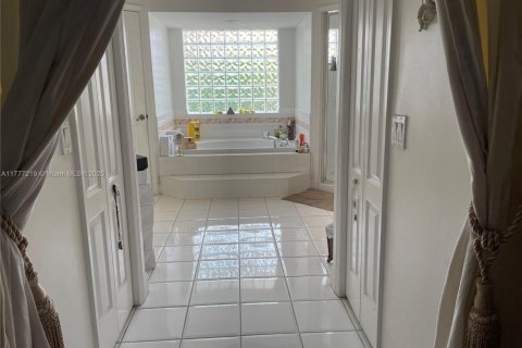 House in Miami, Florida 4 bedrooms, 246.84 sq.m. № 1696656 - photo 18