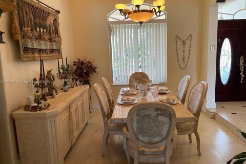 House in Miami, Florida 4 bedrooms, 246.84 sq.m. № 1696656 - photo 8