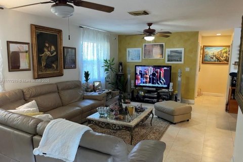 House in Miami, Florida 4 bedrooms, 246.84 sq.m. № 1696656 - photo 12