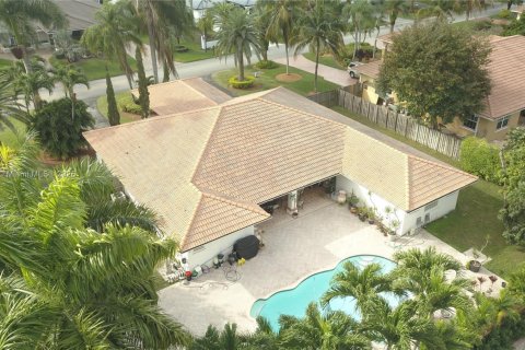 House in Miami, Florida 4 bedrooms, 246.84 sq.m. № 1696656 - photo 2