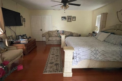 House in Miami, Florida 4 bedrooms, 246.84 sq.m. № 1696656 - photo 14