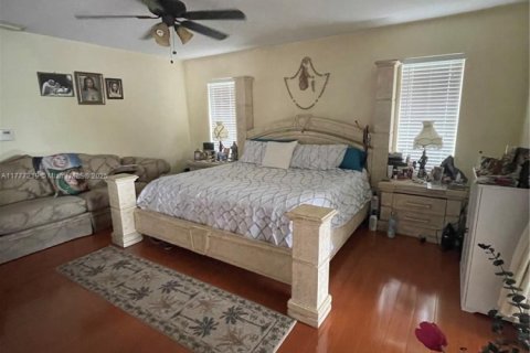 House in Miami, Florida 4 bedrooms, 246.84 sq.m. № 1696656 - photo 15