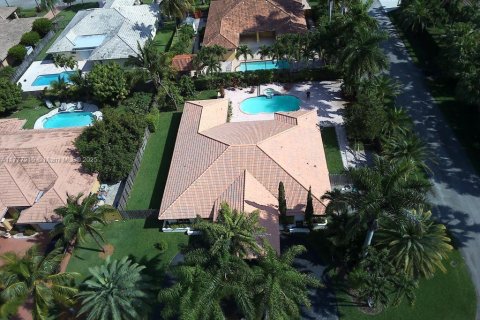 House in Miami, Florida 4 bedrooms, 246.84 sq.m. № 1696656 - photo 1
