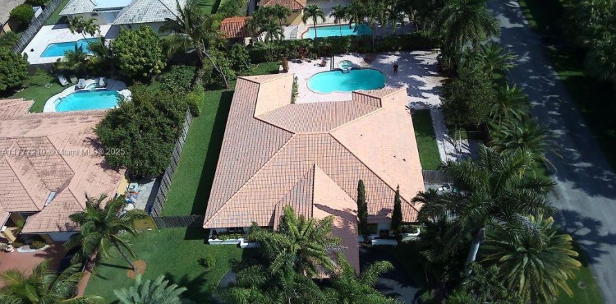 House in Miami, Florida 4 bedrooms, 246.84 sq.m. № 1696656