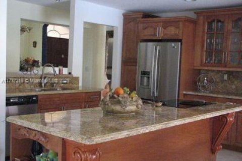 House in Miami, Florida 4 bedrooms, 246.84 sq.m. № 1696656 - photo 13