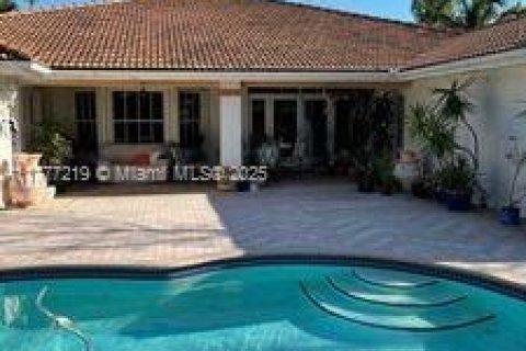House in Miami, Florida 4 bedrooms, 246.84 sq.m. № 1696656 - photo 17