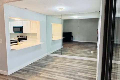 Condo in Orlando, Florida, 2 bedrooms  № 2195335 - photo 12