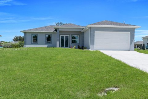 House in Lehigh Acres, Florida 3 bedrooms № 1886532 - photo 3