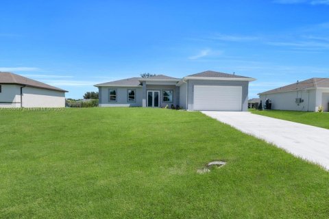 House in Lehigh Acres, Florida 3 bedrooms № 1886532 - photo 2