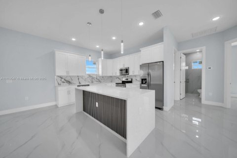 House in Lehigh Acres, Florida 3 bedrooms № 1886532 - photo 8