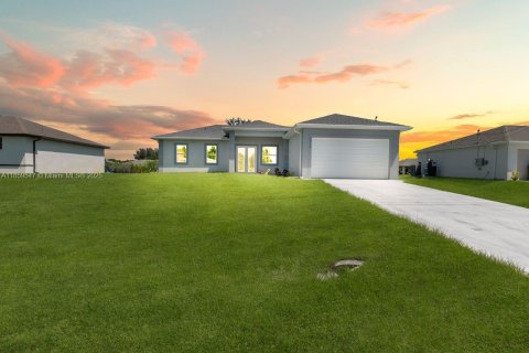 House in Lehigh Acres, Florida 3 bedrooms № 1886532 - photo 1