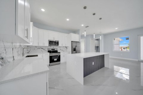 House in Lehigh Acres, Florida 3 bedrooms № 1886532 - photo 10