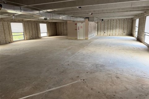 Купить коммерческую недвижимость в Майами, Флорида № 2031436 - фото 6