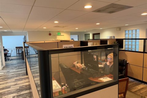 Купить коммерческую недвижимость в Майами, Флорида № 2031436 - фото 4