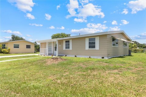 House in Port Charlotte, Florida 4 bedrooms, 121.33 sq.m. № 2217003 - photo 3