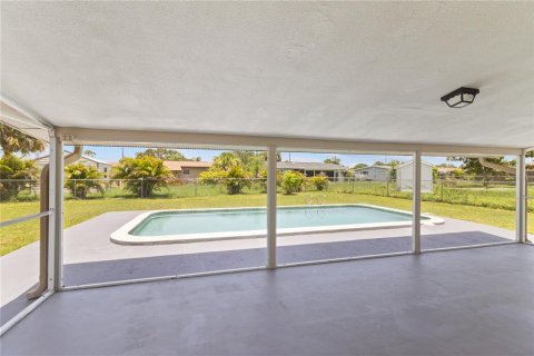 House in Port Charlotte, Florida 4 bedrooms, 121.33 sq.m. № 2217003 - photo 26