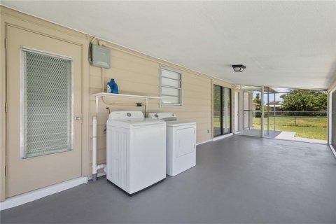 House in Port Charlotte, Florida 4 bedrooms, 121.33 sq.m. № 2217003 - photo 29